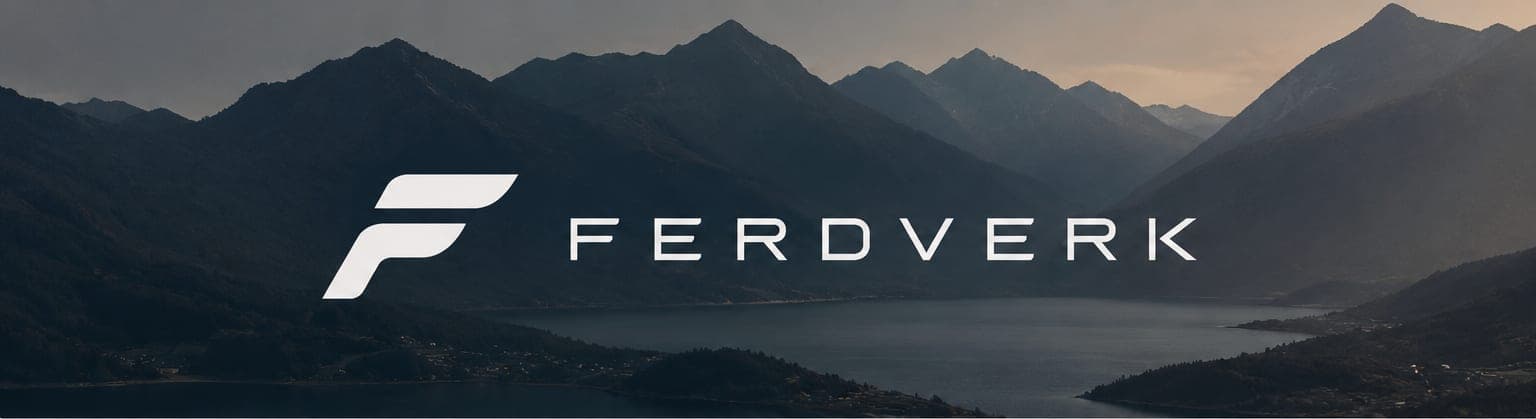 Ferdverk-logoen over fjell og fjord
